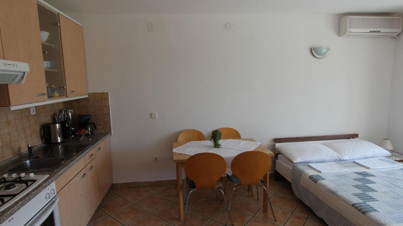 Apartments Grahovac Malinska Exterior foto