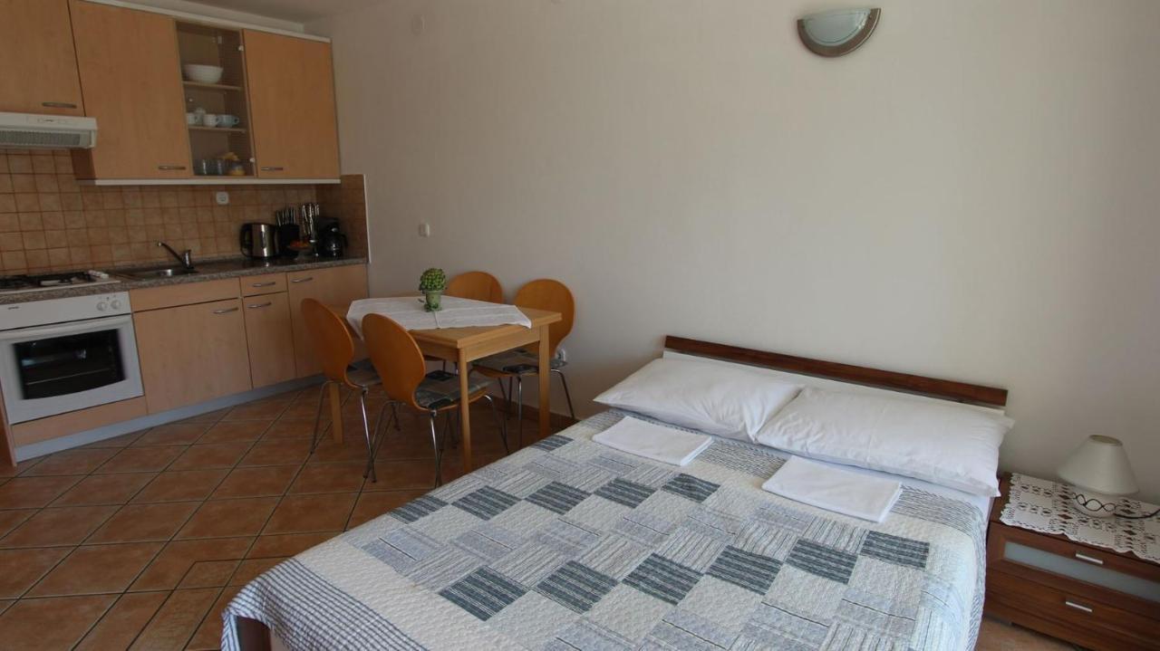 Apartments Grahovac Malinska Exterior foto