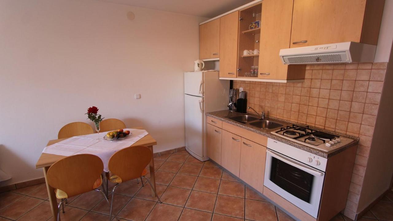 Apartments Grahovac Malinska Exterior foto