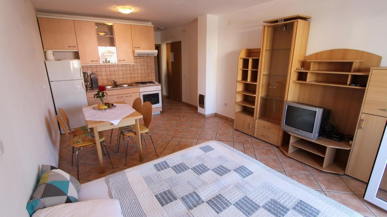 Apartments Grahovac Malinska Exterior foto