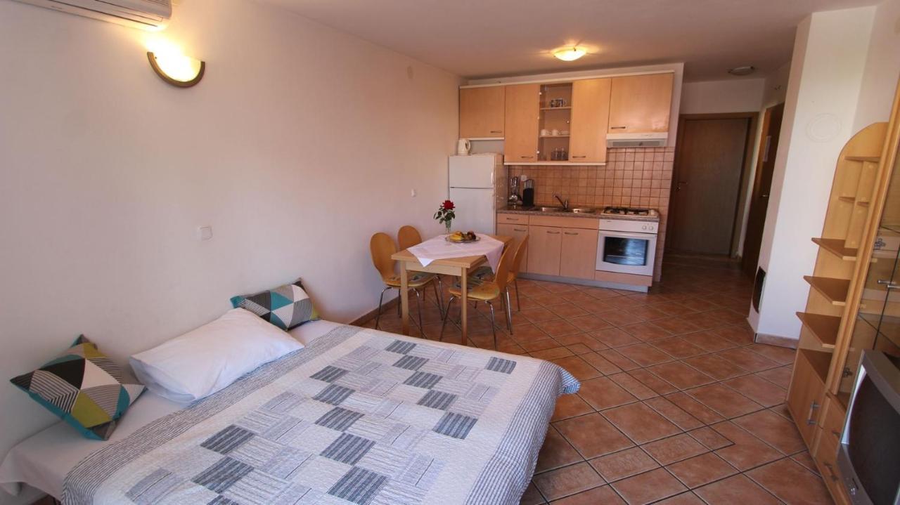 Apartments Grahovac Malinska Exterior foto