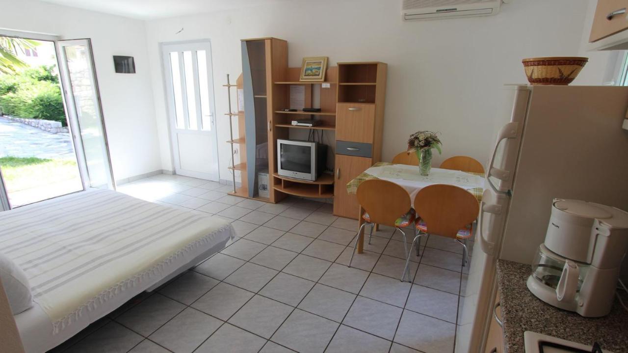 Apartments Grahovac Malinska Exterior foto